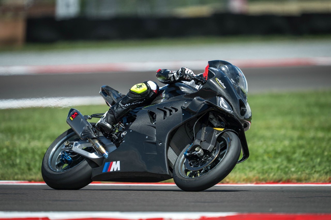 DueruoteTG #238 - Abbiamo guidato in pista la BMW che corre in SBK! 